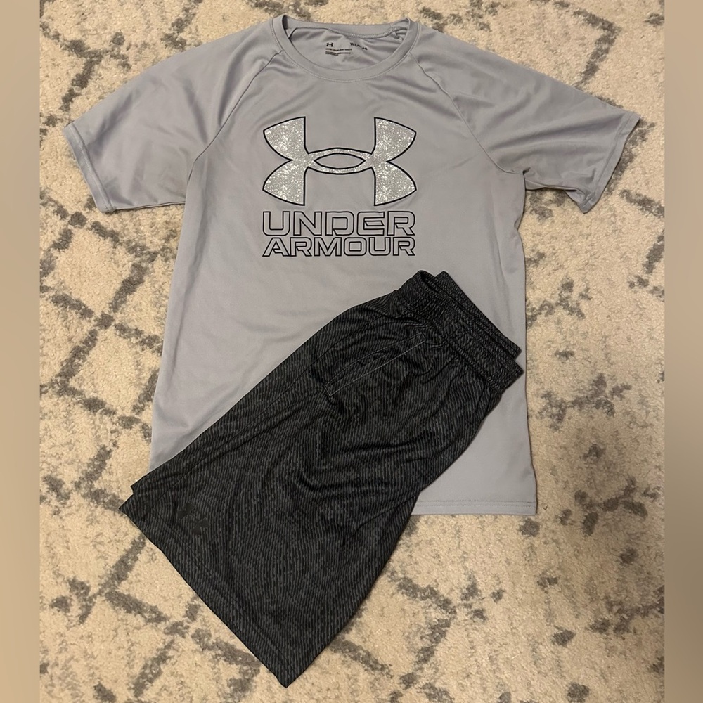 Boys Under Armour short set, size Youth Large.